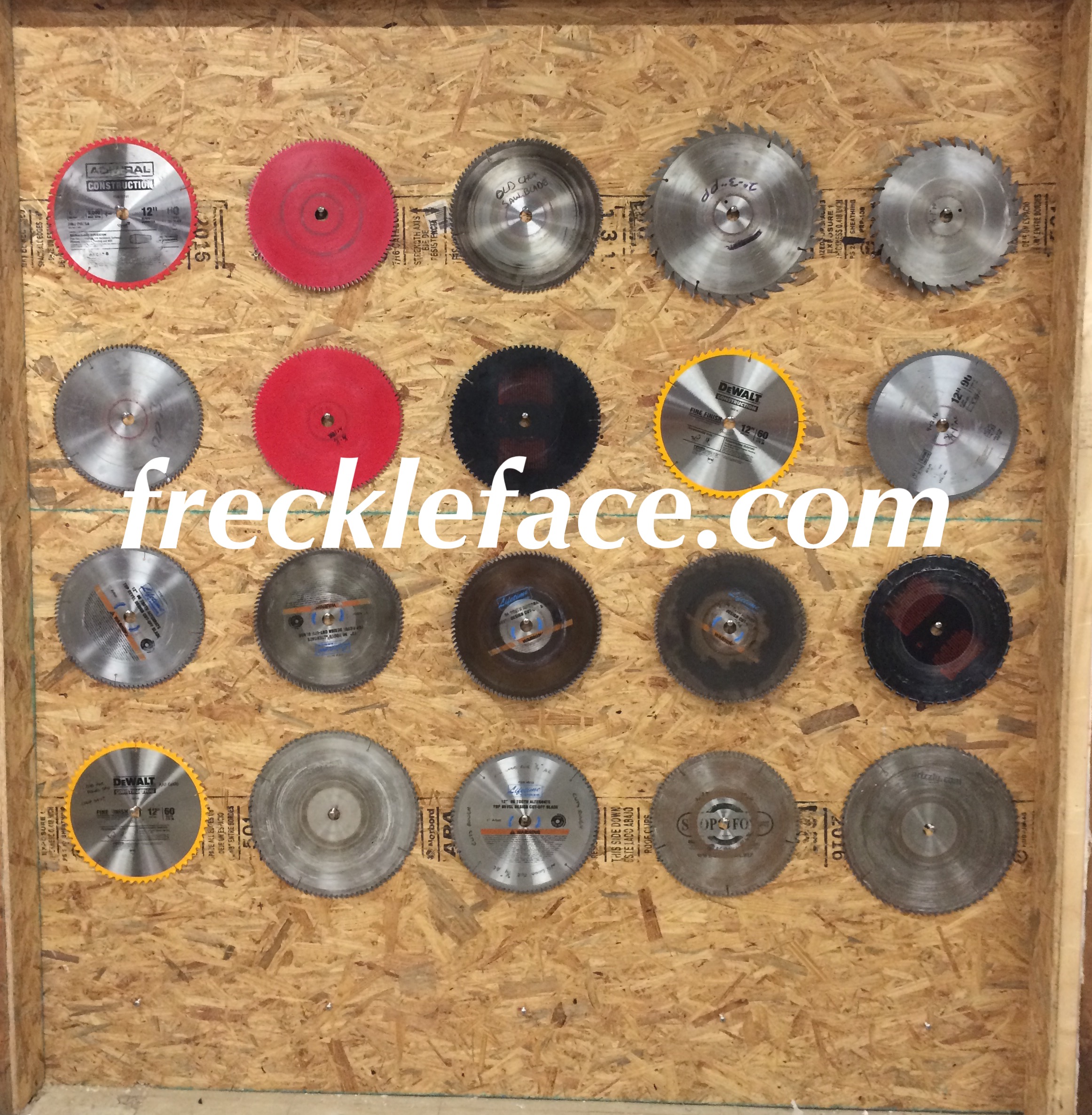 wall of saw blades for cutting plastic sheets